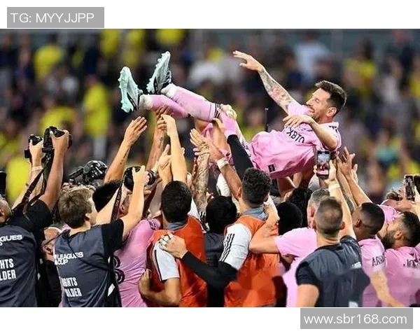 星空下的足球梦想:璀璨夜空中的传奇球员与激情赛场风光 星空下的足球梦想:璀璨夜空中的传奇球员与激情赛场风光