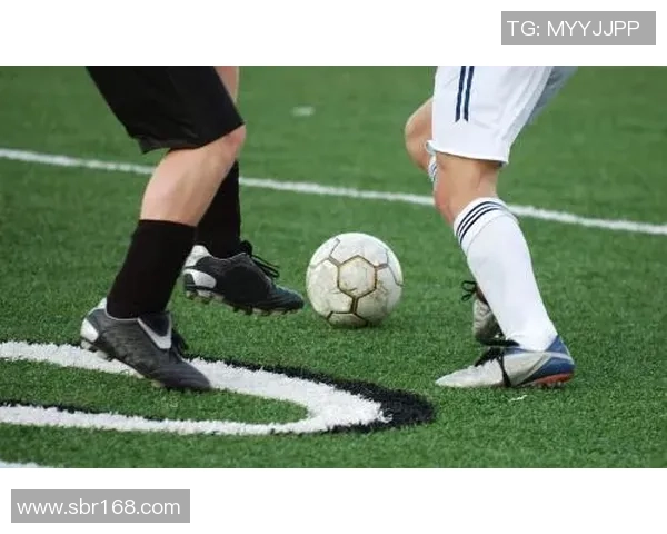 穿薄足球袜的球星盘点:谁是场上最具时尚感的足球巨星 穿薄足球袜的球星盘点:谁是场上最具时尚感的足球巨星