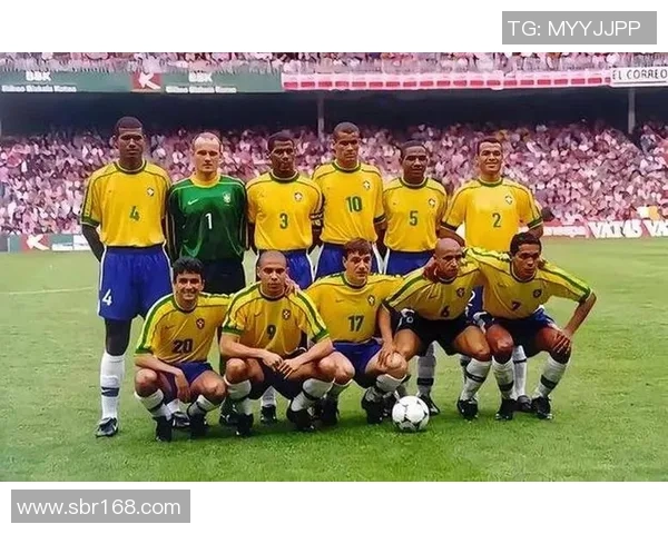 致敬足球传奇球星的精彩瞬间与辉煌历程回顾 致敬足球传奇球星的精彩瞬间与辉煌历程回顾