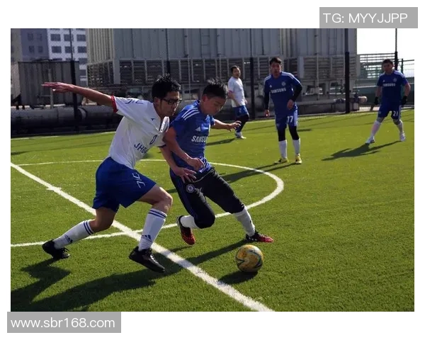 《球场之外的时尚风暴:足球巨星穿搭黑历史与时尚演变》 《球场之外的时尚风暴:足球巨星穿搭黑历史与时尚演变》