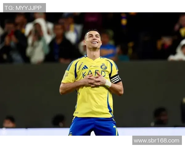 足球巨星凝视看台瞬间展现比赛激情与观众共鸣 足球巨星凝视看台瞬间展现比赛激情与观众共鸣